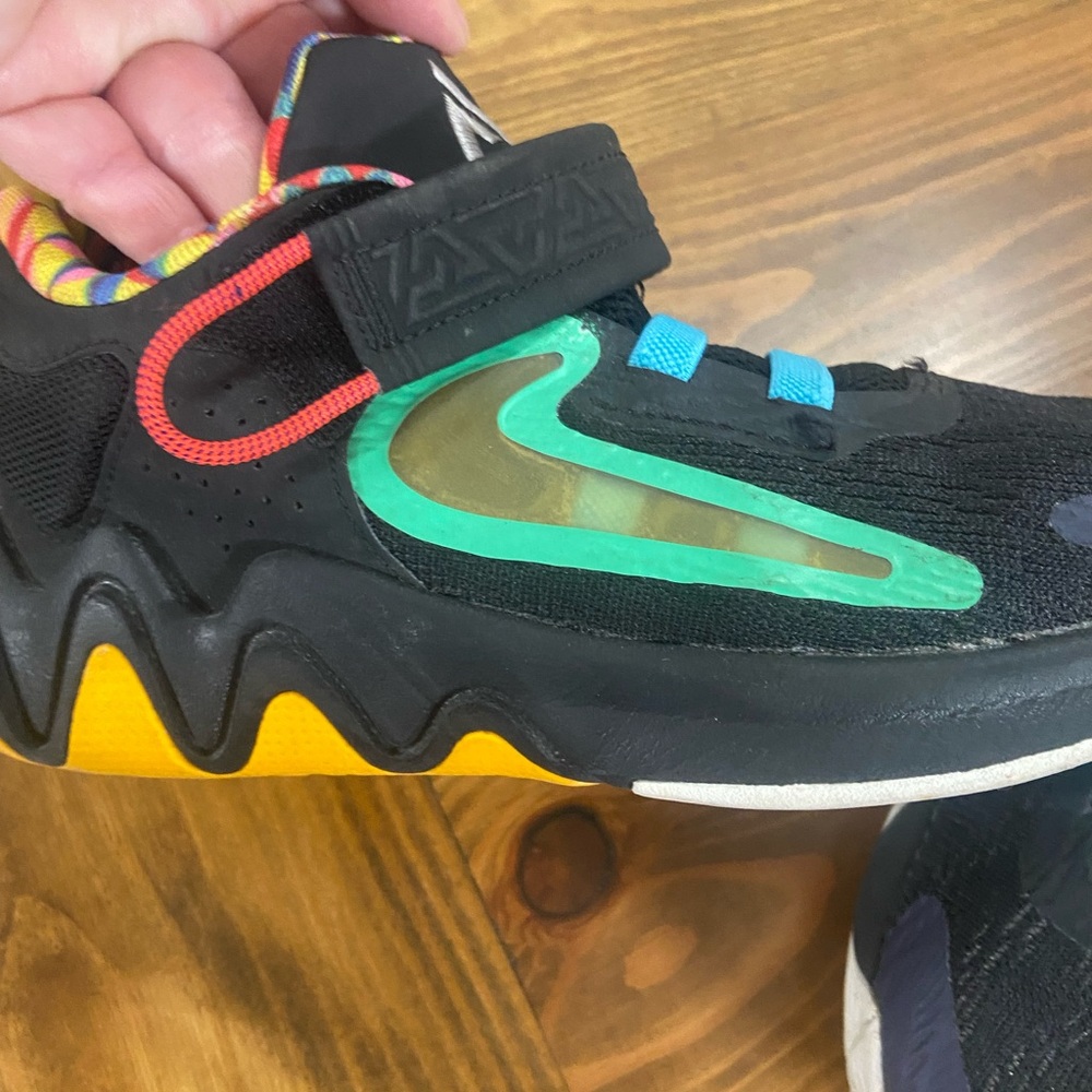 Nike Kids Giannis Immortality 2 basketball Sneakers in Black, Blue, and Green - Picture 4 of 9